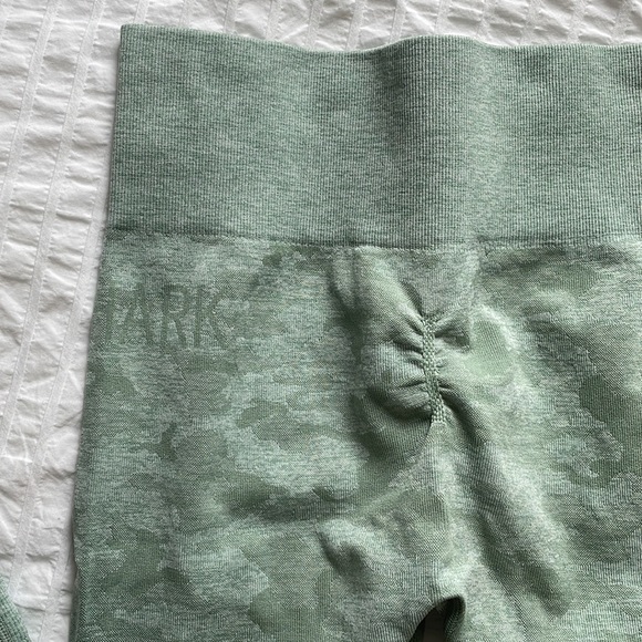 Gymshark Green Original Camo Seamless Leggings - Picture 3 of 4